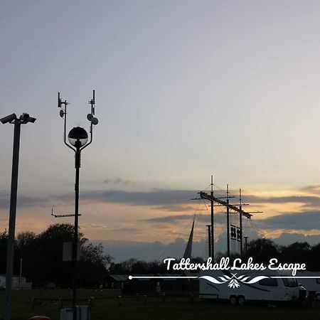 Meridian Tattershall Lakes Escape - Lakeside Lodge Caravan With A Fishing Peg Luxury Hot Tub 外观 照片