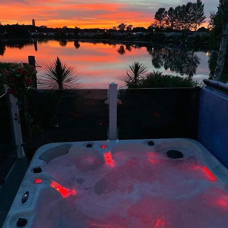 Meridian Tattershall Lakes Escape - Lakeside Lodge Caravan With A Fishing Peg Luxury Hot Tub 外观 照片