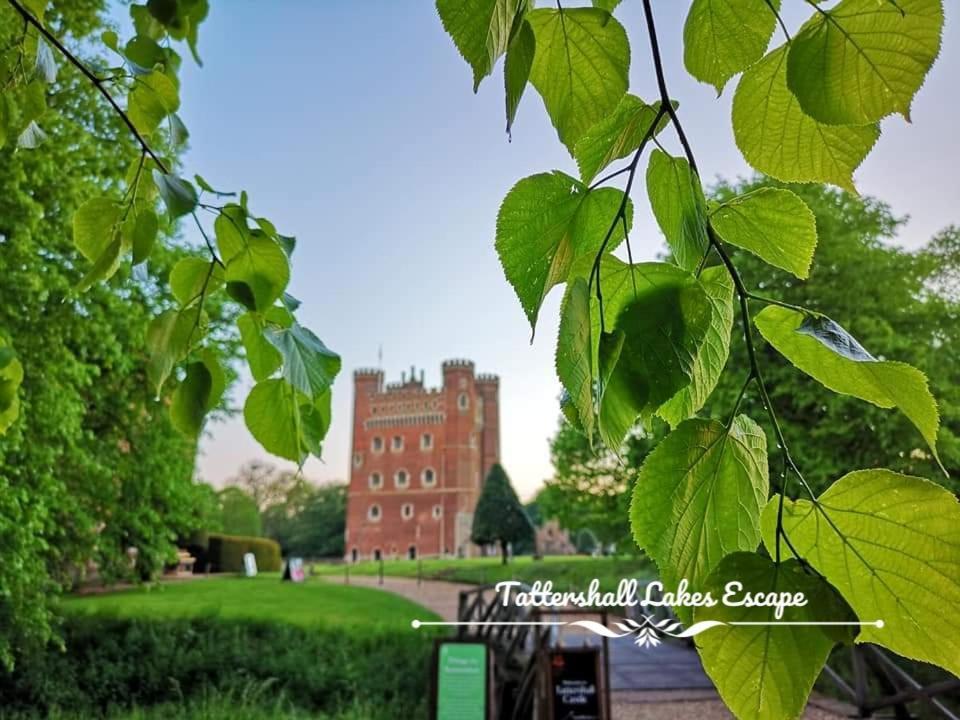 Meridian Tattershall Lakes Escape - Lakeside Lodge Caravan With A Fishing Peg Luxury Hot Tub 外观 照片
