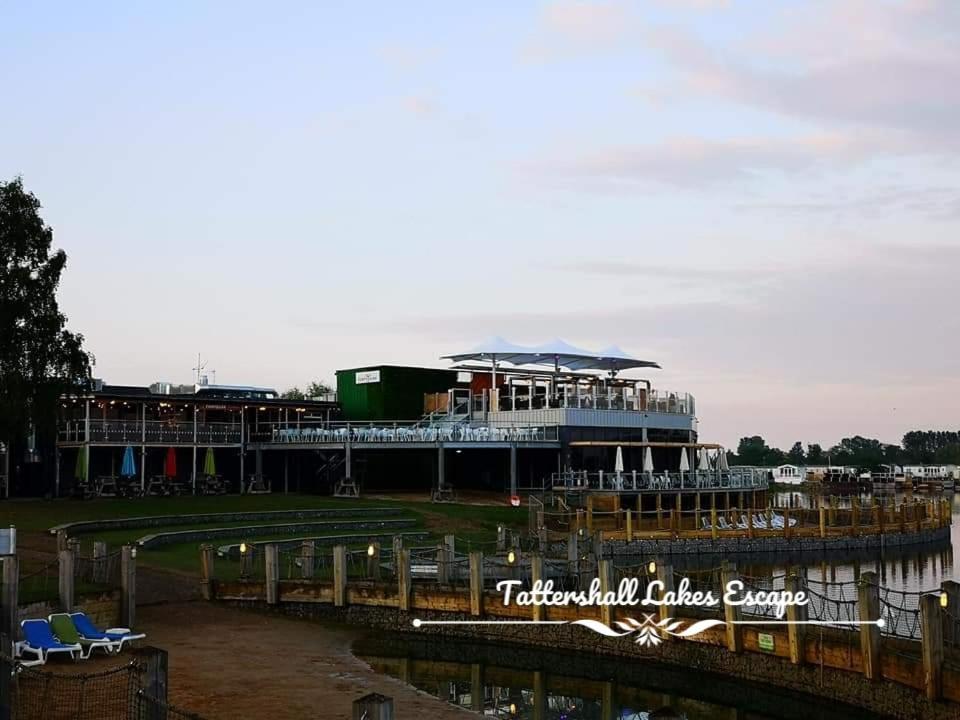 Meridian Tattershall Lakes Escape - Lakeside Lodge Caravan With A Fishing Peg Luxury Hot Tub 外观 照片