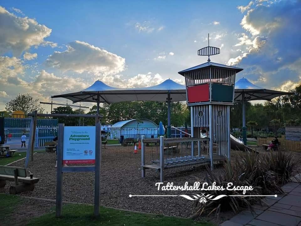 Meridian Tattershall Lakes Escape - Lakeside Lodge Caravan With A Fishing Peg Luxury Hot Tub 外观 照片