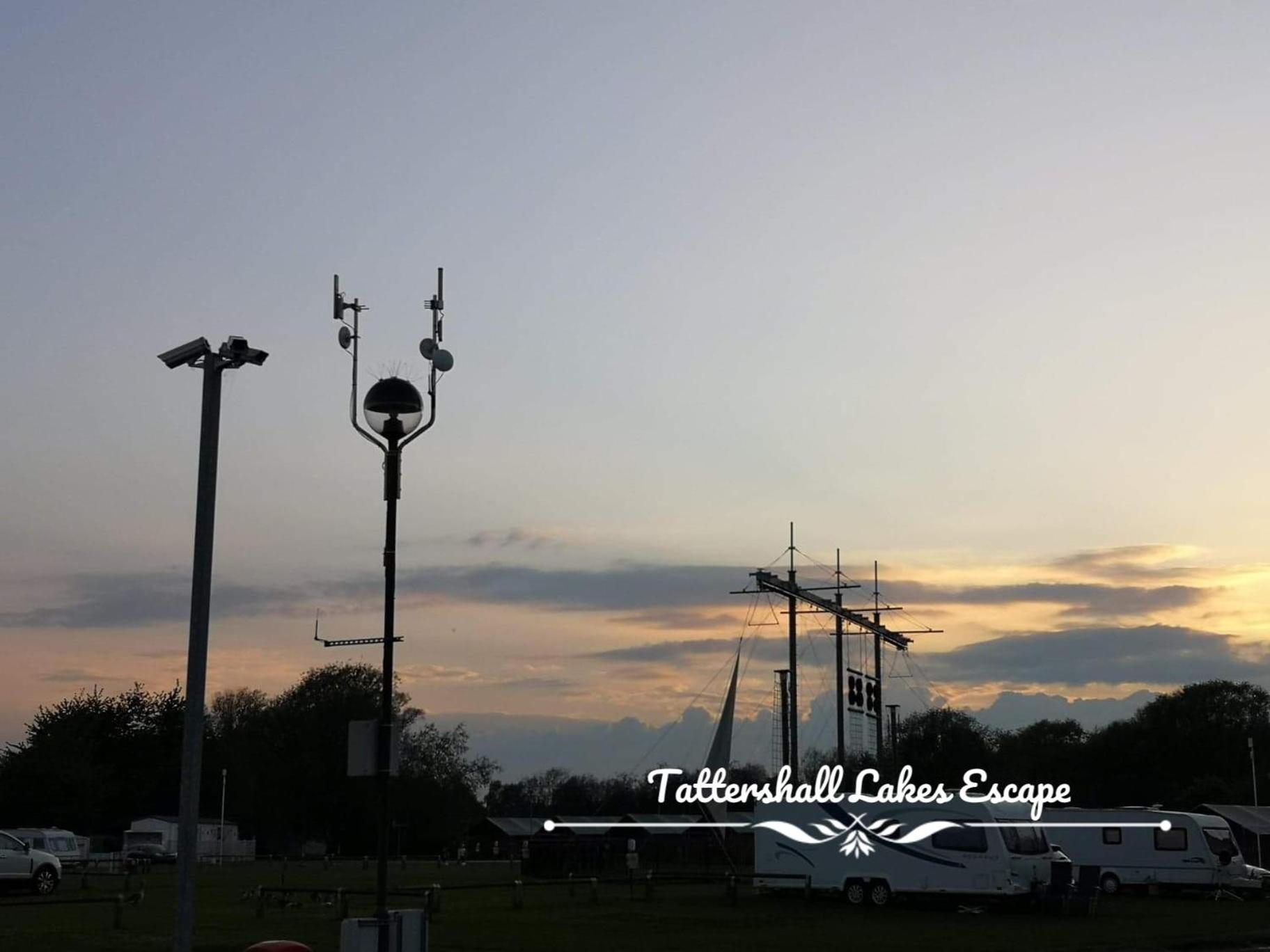Meridian Tattershall Lakes Escape - Lakeside Lodge Caravan With A Fishing Peg Luxury Hot Tub 外观 照片
