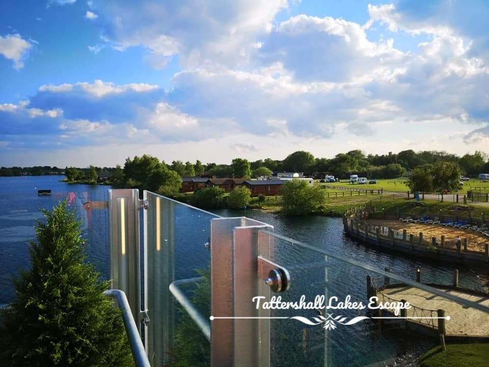 Meridian Tattershall Lakes Escape - Lakeside Lodge Caravan With A Fishing Peg Luxury Hot Tub 外观 照片
