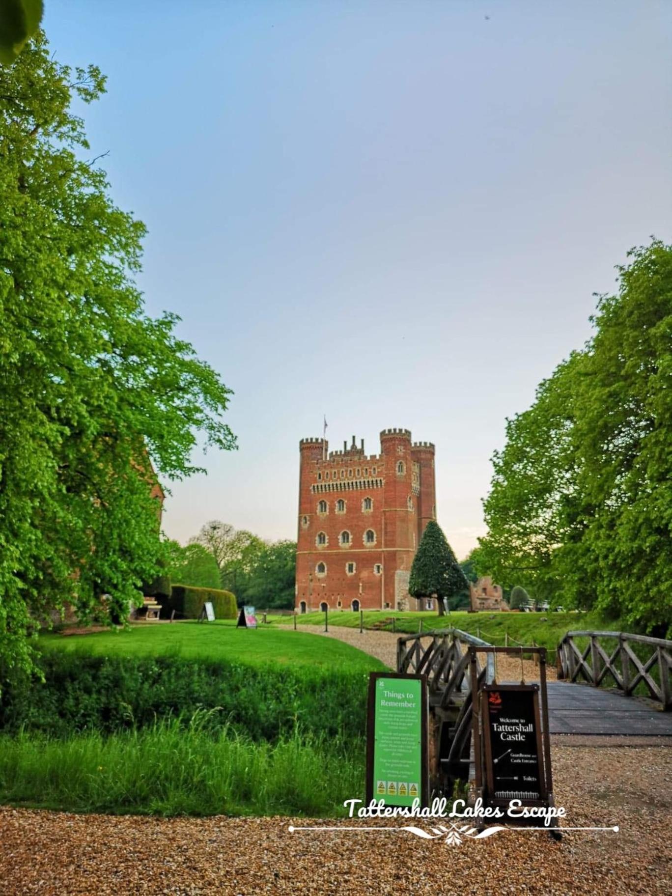 Meridian Tattershall Lakes Escape - Lakeside Lodge Caravan With A Fishing Peg Luxury Hot Tub 外观 照片