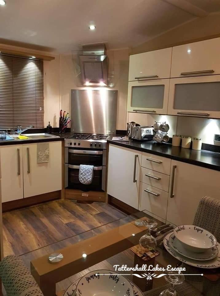 Meridian Tattershall Lakes Escape - Lakeside Lodge Caravan With A Fishing Peg Luxury Hot Tub 外观 照片