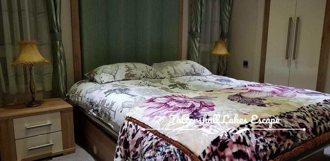 Meridian Tattershall Lakes Escape - Lakeside Lodge Caravan With A Fishing Peg Luxury Hot Tub 外观 照片