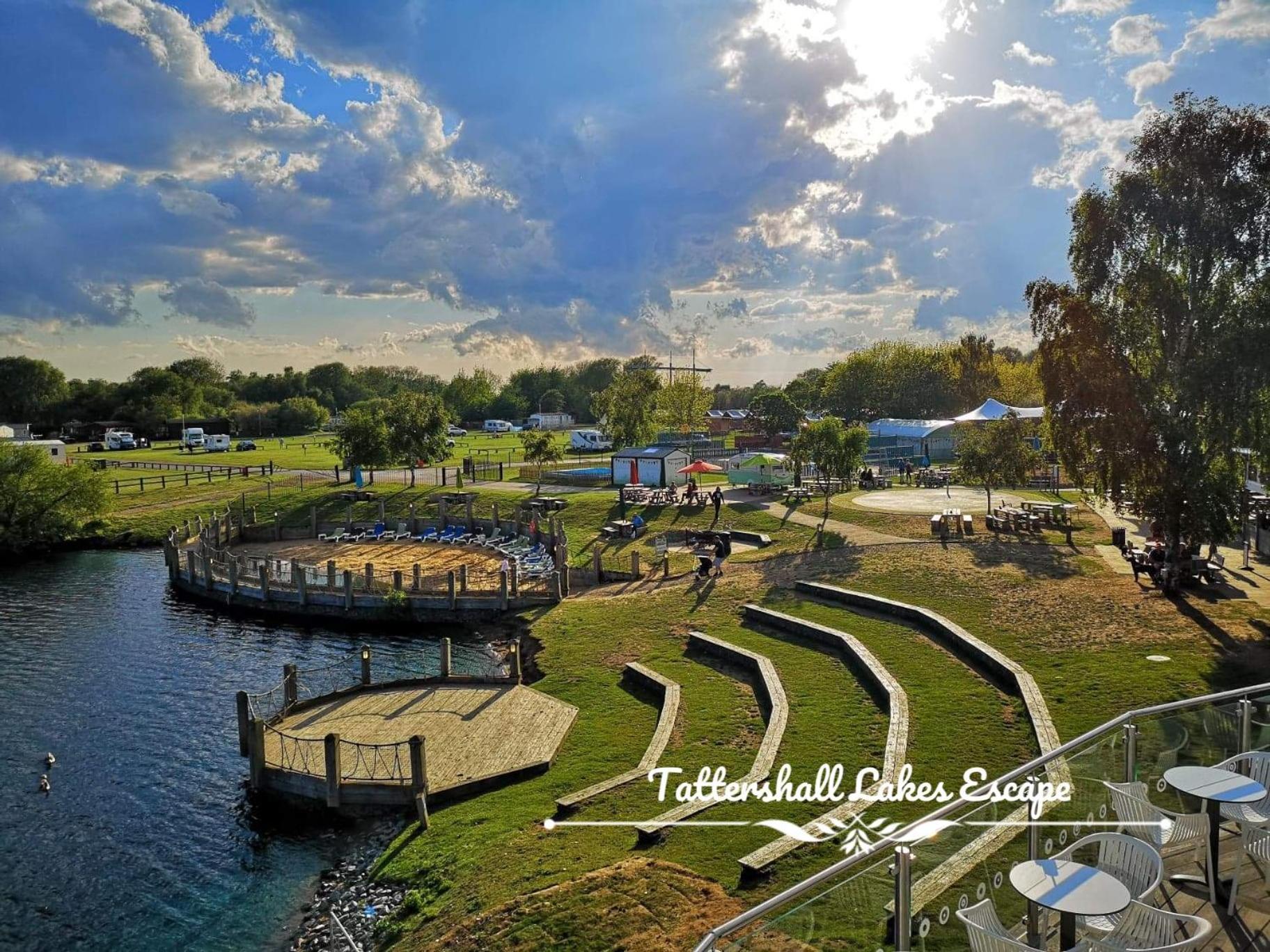 Meridian Tattershall Lakes Escape - Lakeside Lodge Caravan With A Fishing Peg Luxury Hot Tub 外观 照片