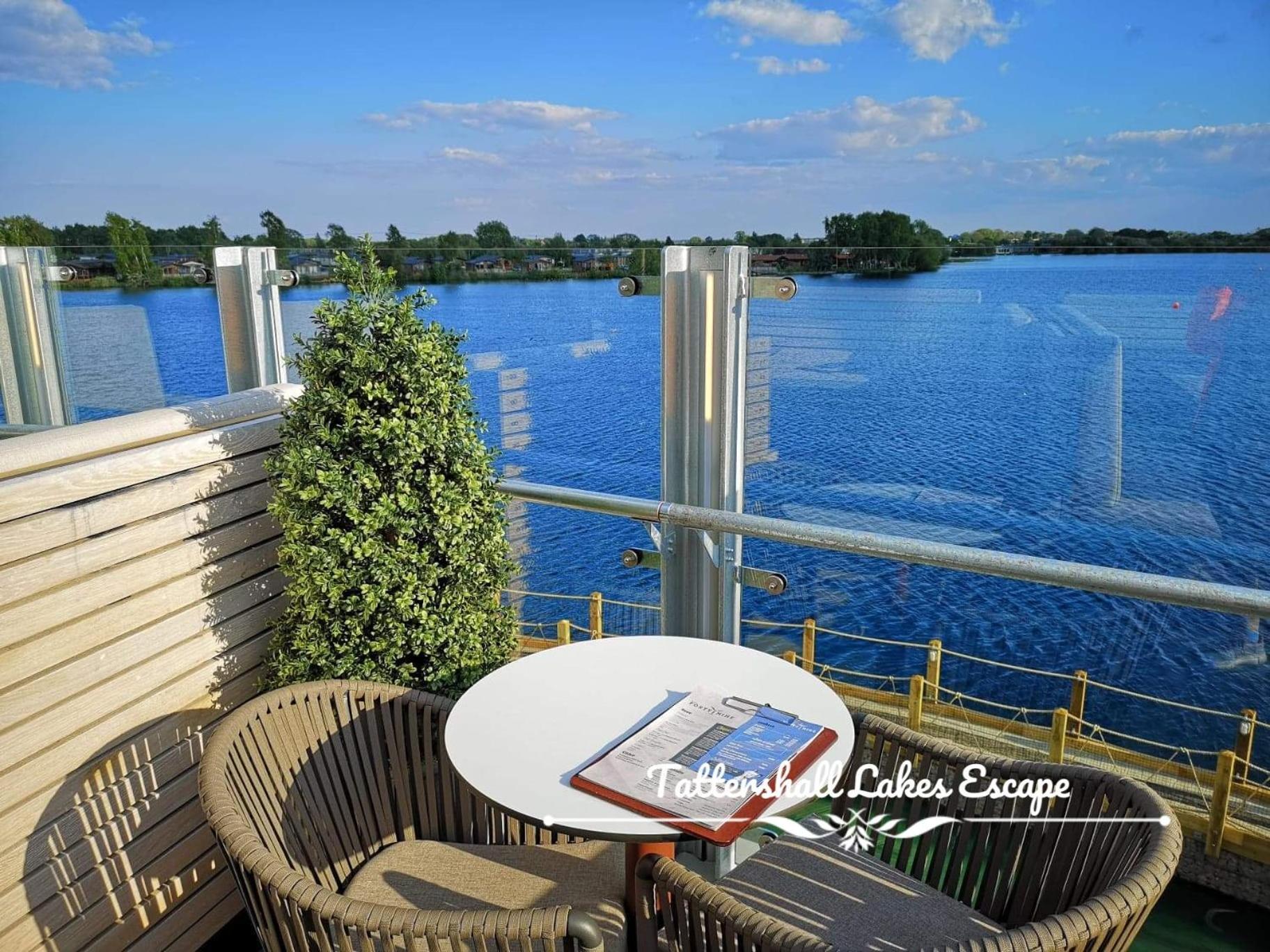 Meridian Tattershall Lakes Escape - Lakeside Lodge Caravan With A Fishing Peg Luxury Hot Tub 外观 照片