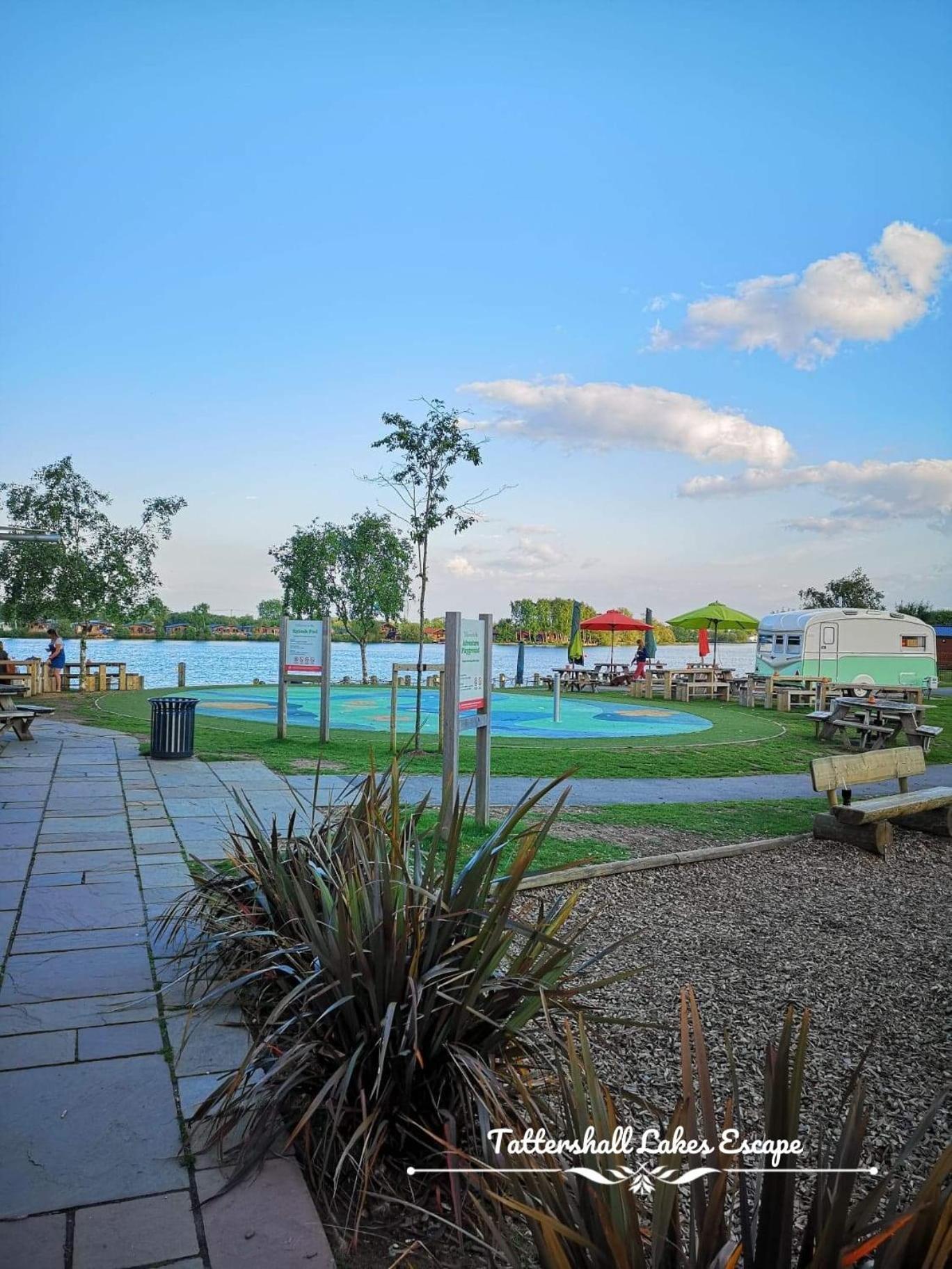 Meridian Tattershall Lakes Escape - Lakeside Lodge Caravan With A Fishing Peg Luxury Hot Tub 外观 照片