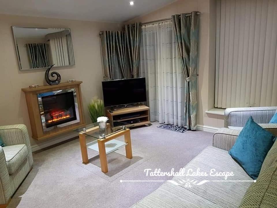 Meridian Tattershall Lakes Escape - Lakeside Lodge Caravan With A Fishing Peg Luxury Hot Tub 外观 照片