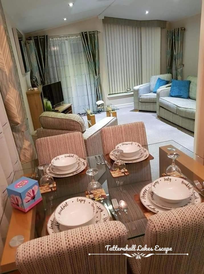Meridian Tattershall Lakes Escape - Lakeside Lodge Caravan With A Fishing Peg Luxury Hot Tub 外观 照片