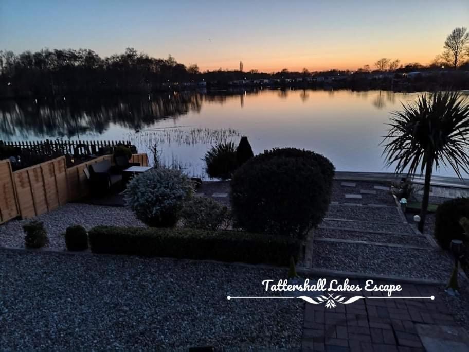 Meridian Tattershall Lakes Escape - Lakeside Lodge Caravan With A Fishing Peg Luxury Hot Tub 外观 照片