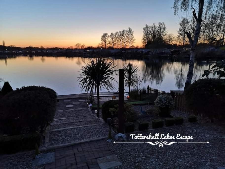 Meridian Tattershall Lakes Escape - Lakeside Lodge Caravan With A Fishing Peg Luxury Hot Tub 外观 照片