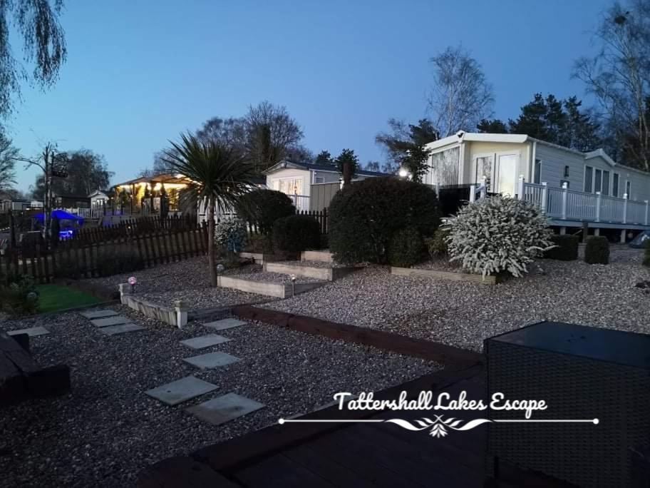 Meridian Tattershall Lakes Escape - Lakeside Lodge Caravan With A Fishing Peg Luxury Hot Tub 外观 照片
