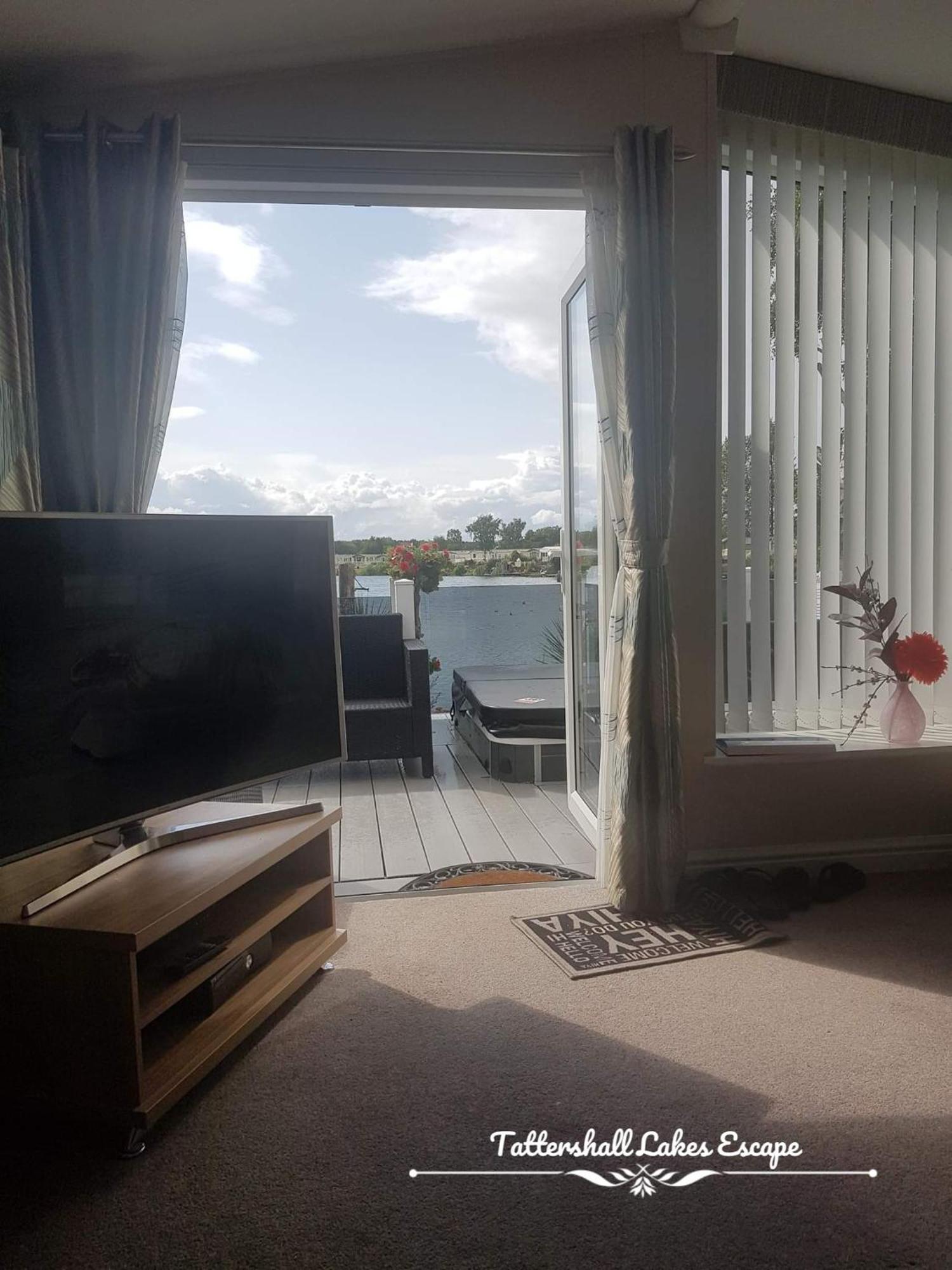 Meridian Tattershall Lakes Escape - Lakeside Lodge Caravan With A Fishing Peg Luxury Hot Tub 外观 照片