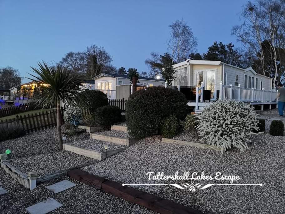 Meridian Tattershall Lakes Escape - Lakeside Lodge Caravan With A Fishing Peg Luxury Hot Tub 外观 照片