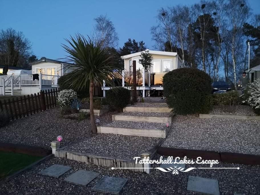 Meridian Tattershall Lakes Escape - Lakeside Lodge Caravan With A Fishing Peg Luxury Hot Tub 外观 照片