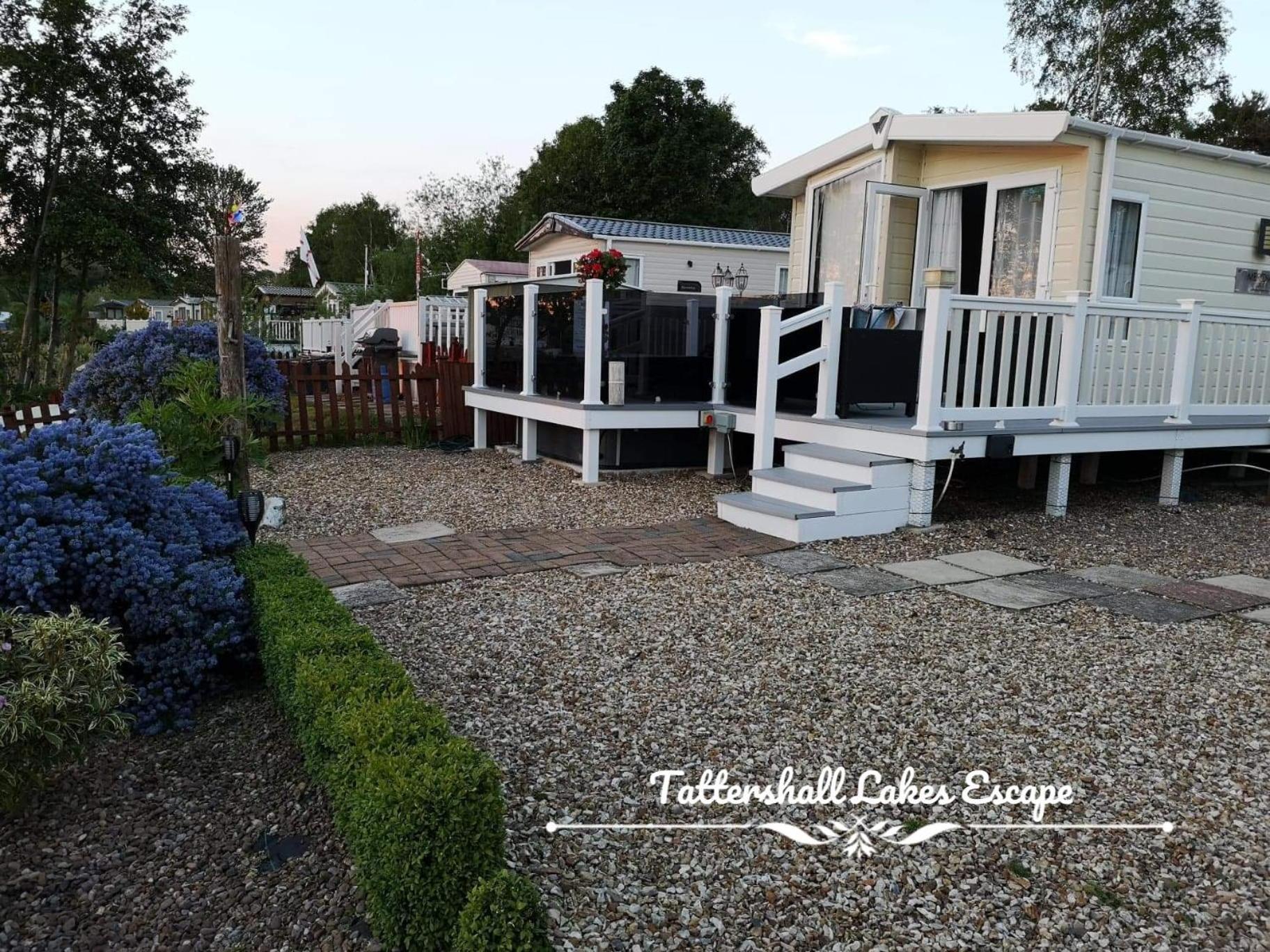 Meridian Tattershall Lakes Escape - Lakeside Lodge Caravan With A Fishing Peg Luxury Hot Tub 外观 照片