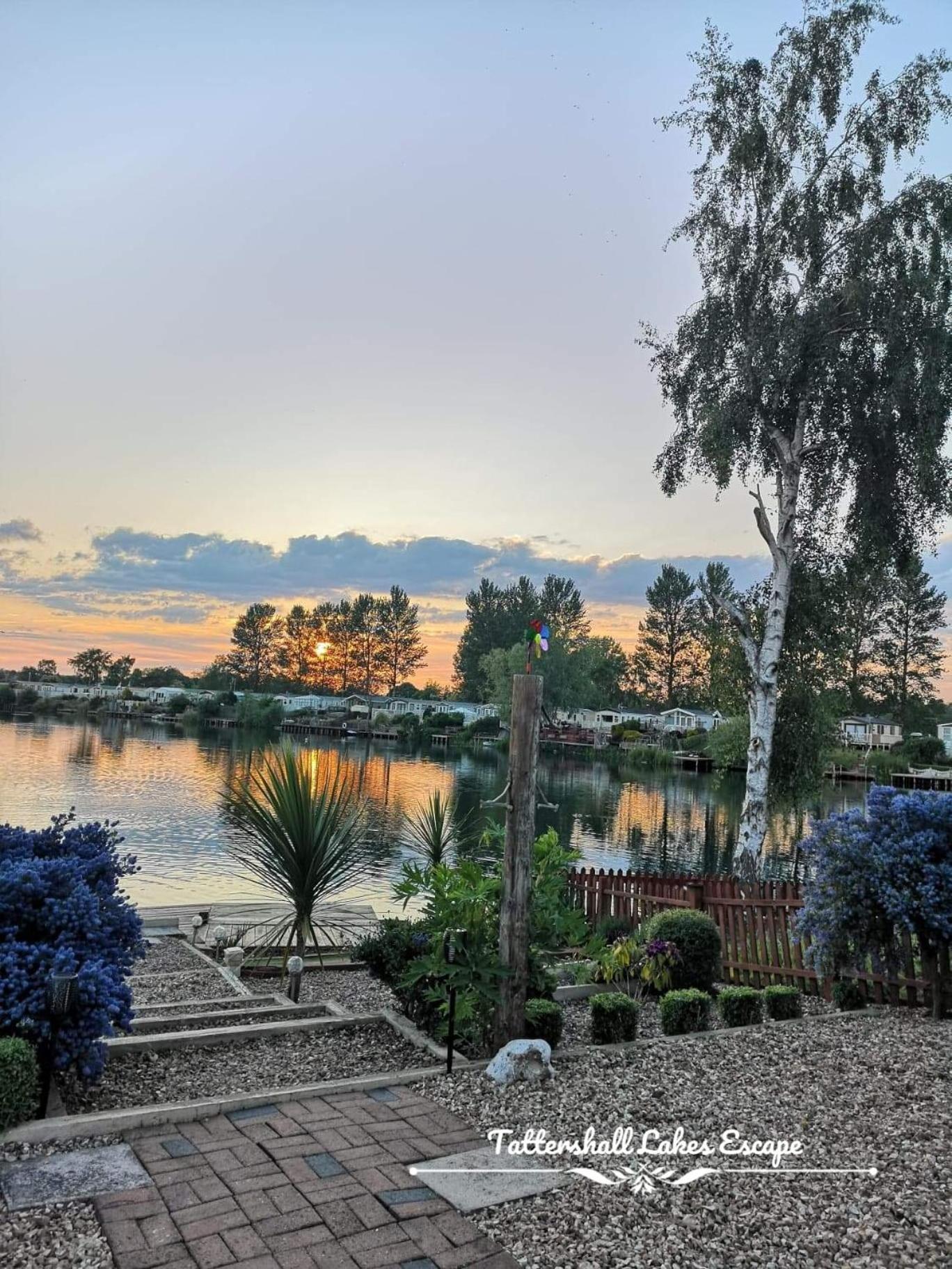 Meridian Tattershall Lakes Escape - Lakeside Lodge Caravan With A Fishing Peg Luxury Hot Tub 外观 照片
