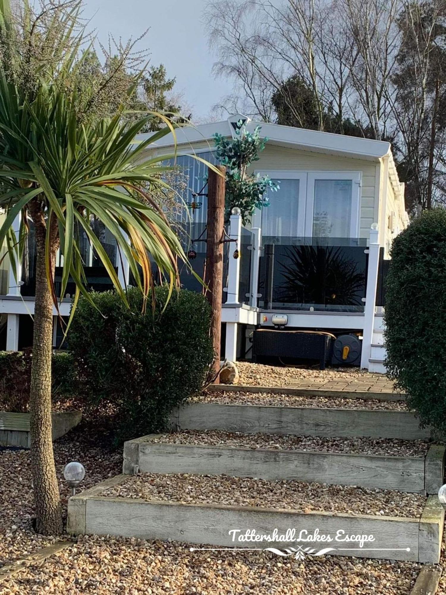 Meridian Tattershall Lakes Escape - Lakeside Lodge Caravan With A Fishing Peg Luxury Hot Tub 外观 照片