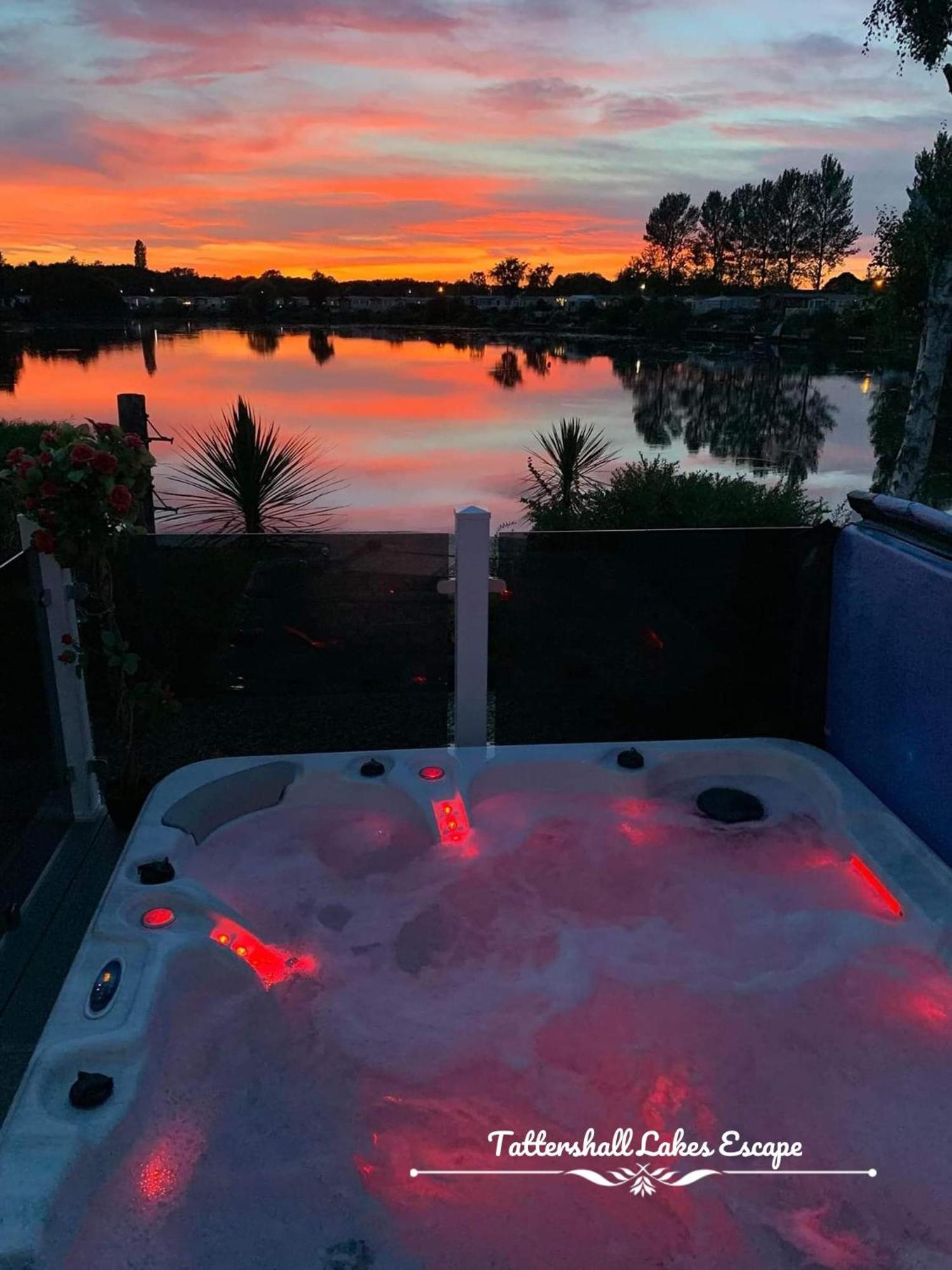Meridian Tattershall Lakes Escape - Lakeside Lodge Caravan With A Fishing Peg Luxury Hot Tub 外观 照片