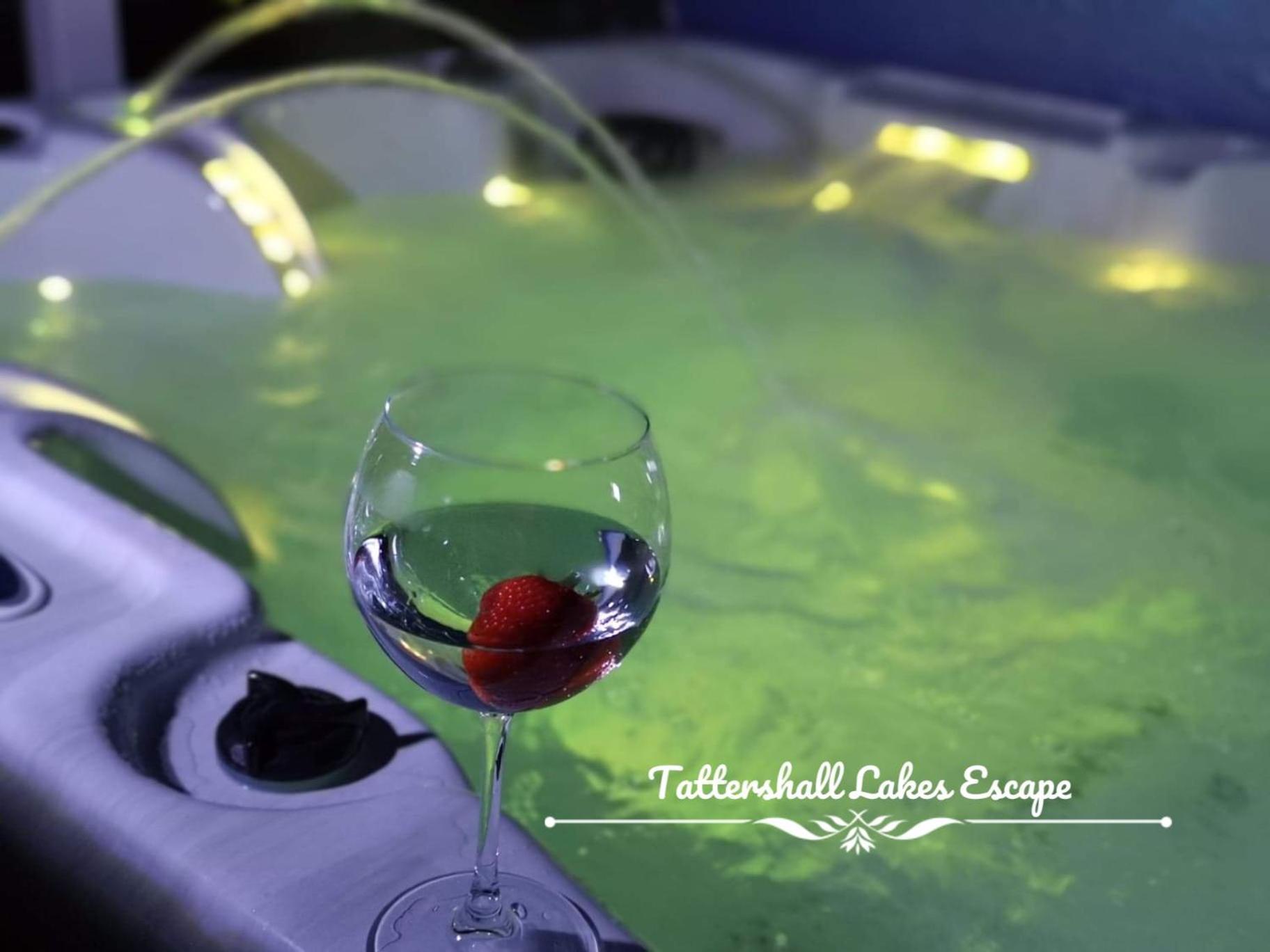 Meridian Tattershall Lakes Escape - Lakeside Lodge Caravan With A Fishing Peg Luxury Hot Tub 外观 照片