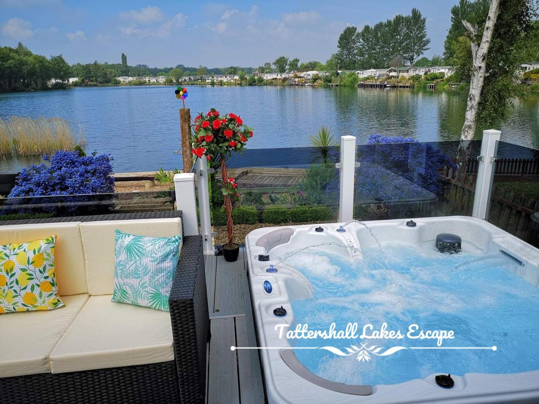 Meridian Tattershall Lakes Escape - Lakeside Lodge Caravan With A Fishing Peg Luxury Hot Tub 外观 照片